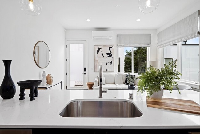Building Photo - Bright & Charming 2bed/2bath Townhome in P...