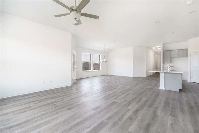 Building Photo - 220 Tanda Ln