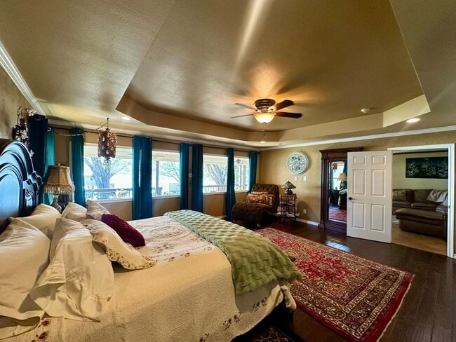 Building Photo - Stunning, fully furnished 3-bedroom, 2-bath lakefront home on Lake Palestine!