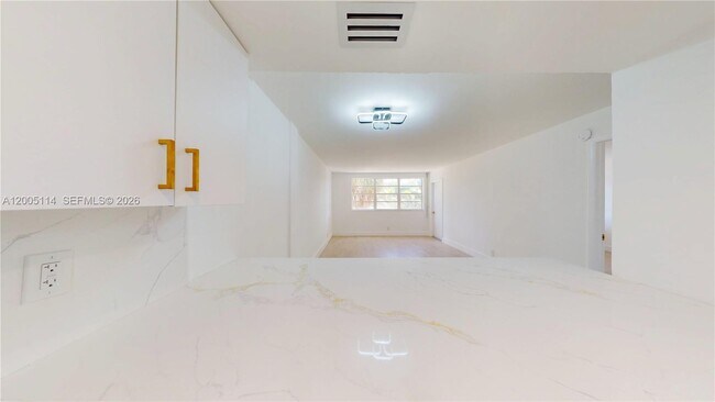 Building Photo - 1333 E Hallandale Beach Blvd