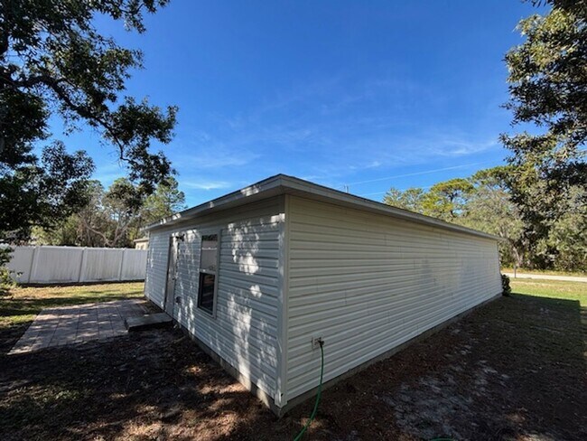 Building Photo - Cute Home Ready for Family