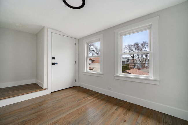 Building Photo - 2137 N Maplewood Ave