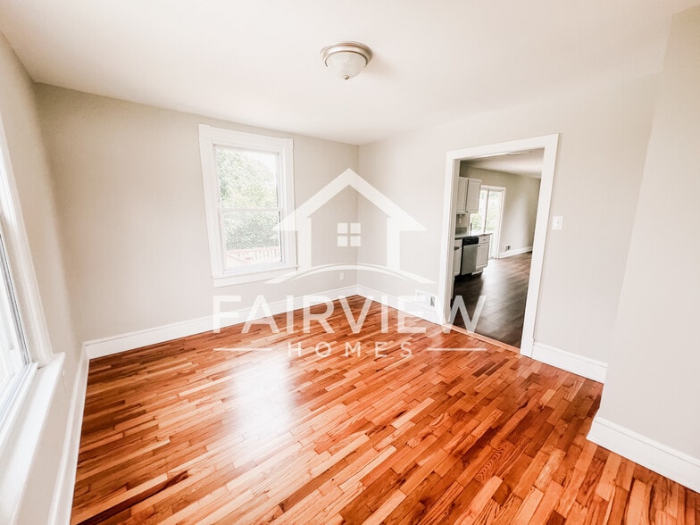 Building Photo - 3239 Mayflower Dr