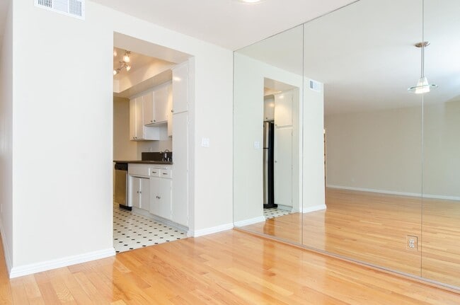 Building Photo - Stunning renovated apartment in the Heart ...