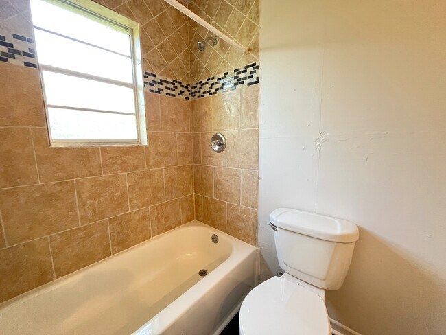 Building Photo - 409 La Bradford Dr