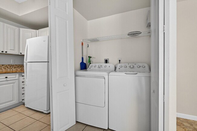 Building Photo - 720 S Sapodilla Ave