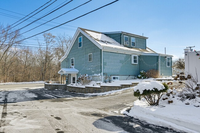 Building Photo - 815 Donata Rd