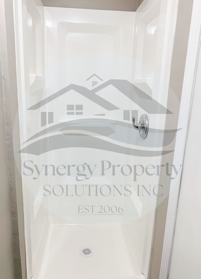 Building Photo - Main St E 12