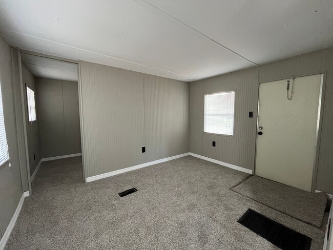 Building Photo - 2/1 Super Cute Newly Remodeled