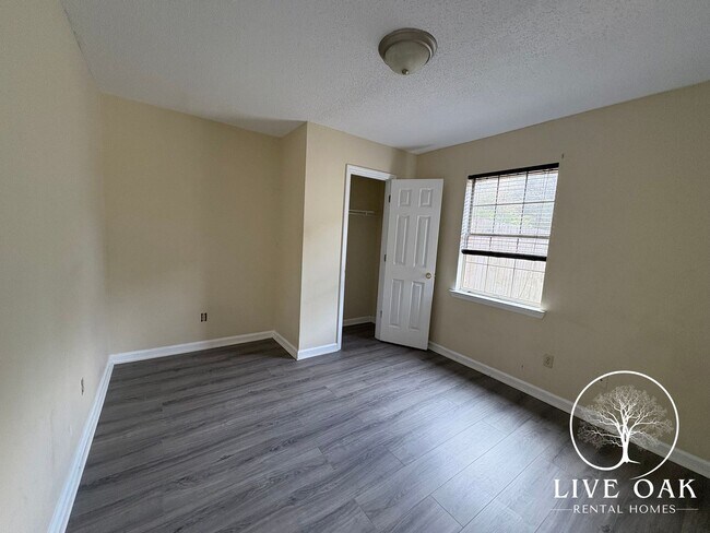 Building Photo - RATE DROP ALERT (was $1900/month) and MOVE-IN SPECIAL: $500.00 OFF 1st MONTH'S RENT!**