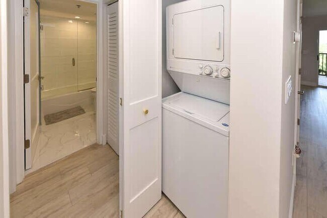 Building Photo - 275 Palm Ave