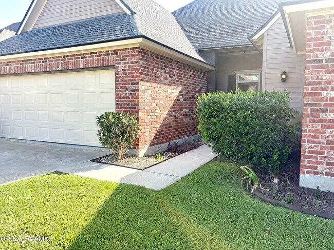 Building Photo - 120 Mirada Ln