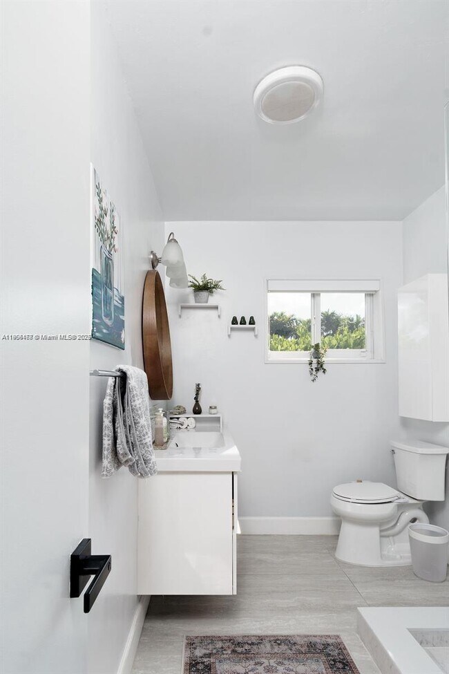 Building Photo - 1110 NE 100th St