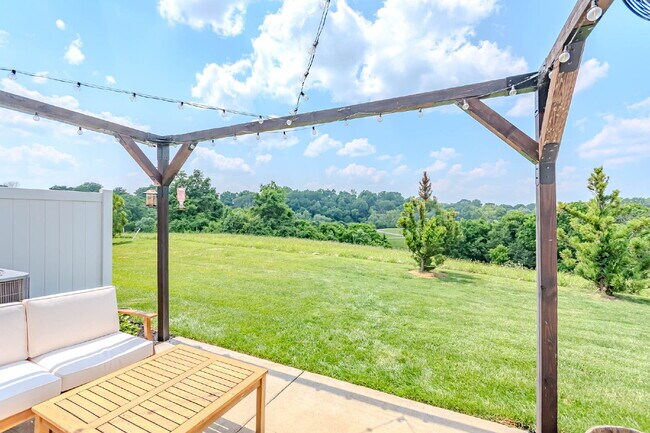 Building Photo - 3/2.5 Townhome w/ Garage. Great Location!