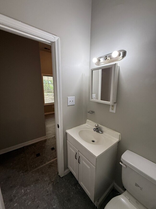Building Photo - 3-BED 1-BATH SINGLE FAMILY HOME