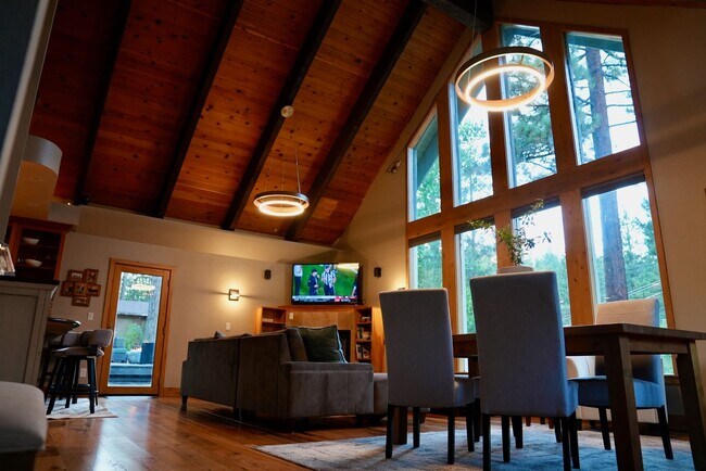 Building Photo - Nice house in Stateline available September 1st!