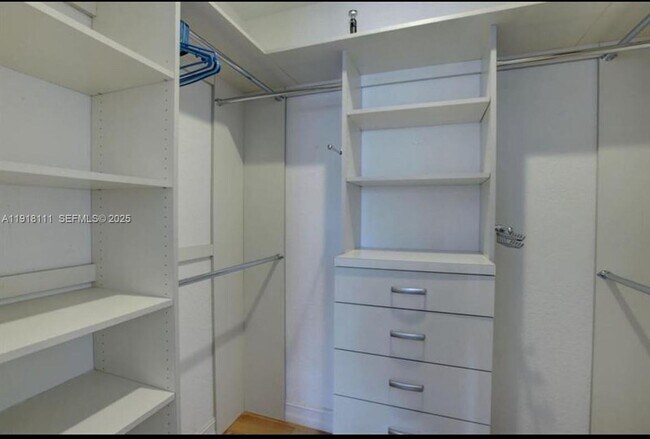 Building Photo - 601 NE 11th Ave