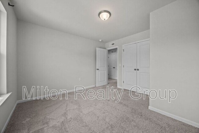 Building Photo - 200 Beacon Hl Rd