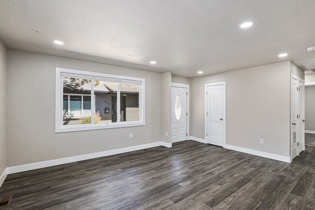 Building Photo - Hale neighborhood duplex w/large patio for...