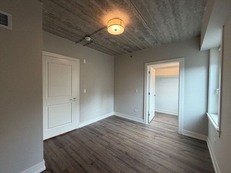 Building Photo - 952 W Carmen Ave
