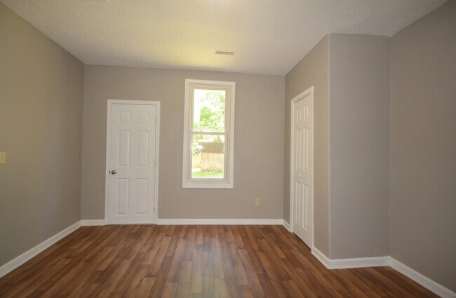 Building Photo - 2 Bedroom 1 Bath Home with a Carport