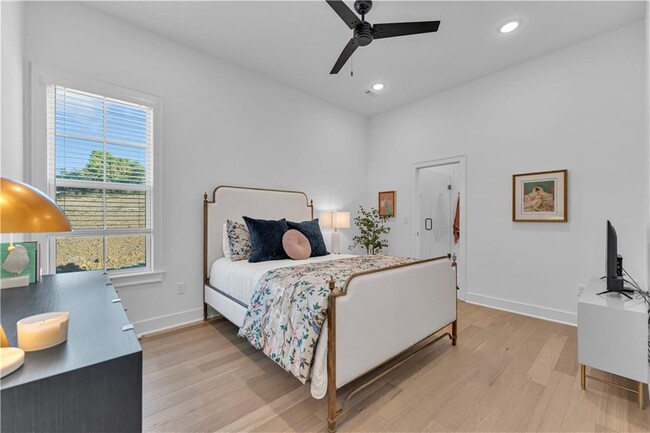 Building Photo - 2047 E Little Crew Dr