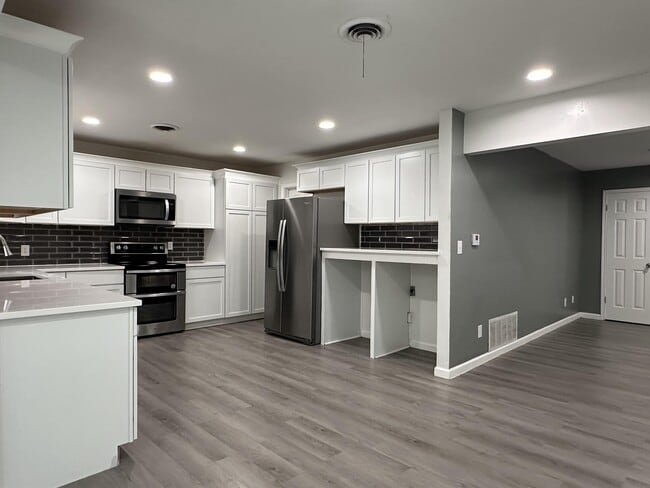 Building Photo - 3633 Buffalo Dr