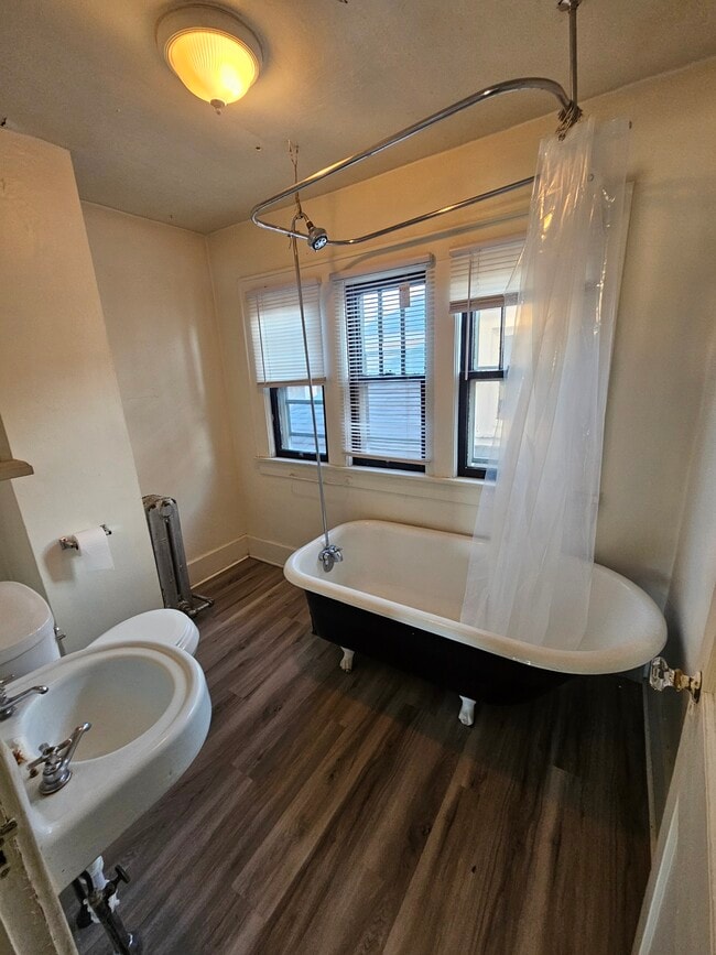 Building Photo - 132 Simpson St