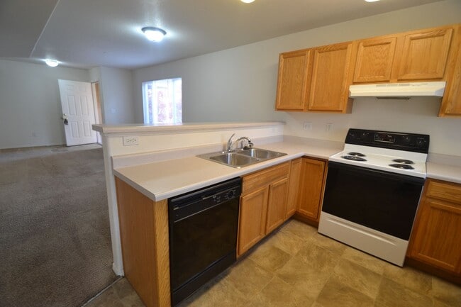 Building Photo - Corner 3 bed, 2.5 Bath Townhome in Distric...
