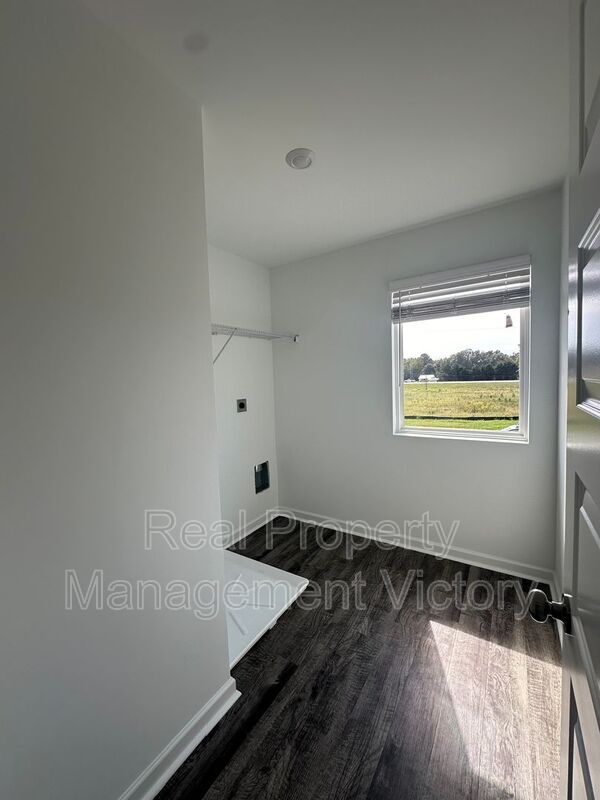 Building Photo - 231 Hill Ln