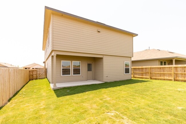 Building Photo - Like New Home, Tons of Space!!!