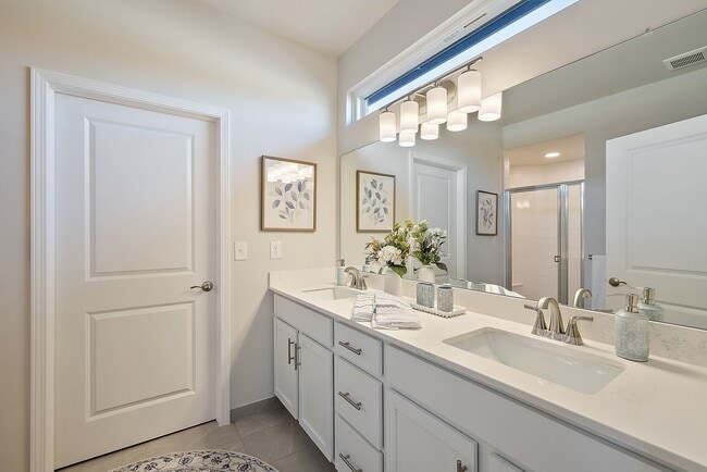 Building Photo - 3 Bedroom 3 Bath Townhome with First Floor Primary Suite