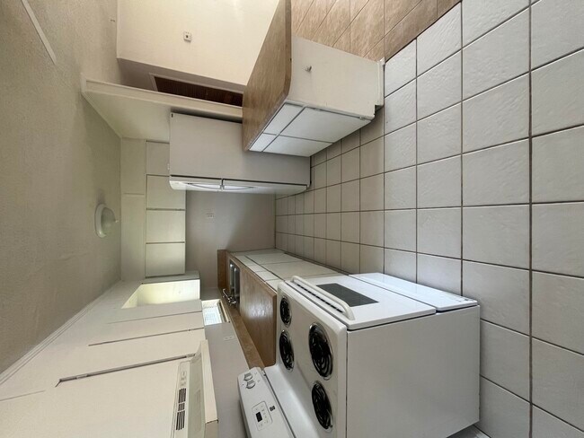 Building Photo - 590 Florosa Ct