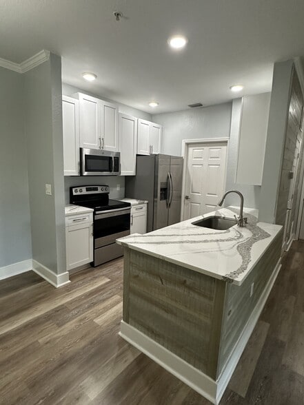 Building Photo - 10123 Courtney Palms Blvd