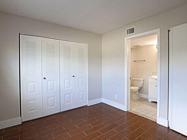 Building Photo - $250 OFF FIRST MONTH RENT!! Affordable & Newly Remodeled 1-Bedroom in the Heart of Fort Myers!