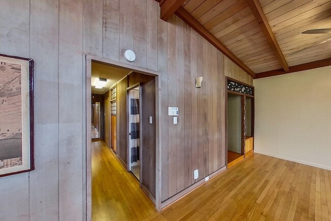 Building Photo - 2 Bed 1 Bath 1 Parking Apartment. 1 Year Lease.