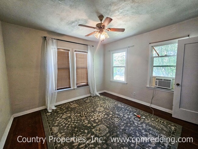 Building Photo - Downtown 3-Bedroom with Old World Charm and Modern Amenities!