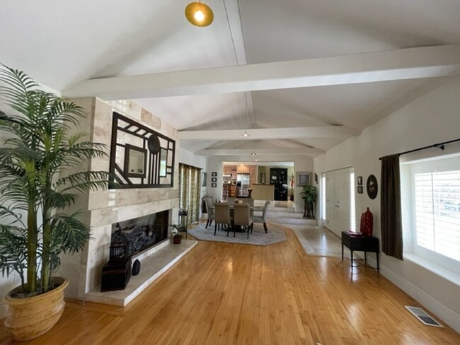 Building Photo - Gorgeous updated single level home in S.Wa...