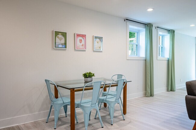 Building Photo - 2617 Caladium Dr NE