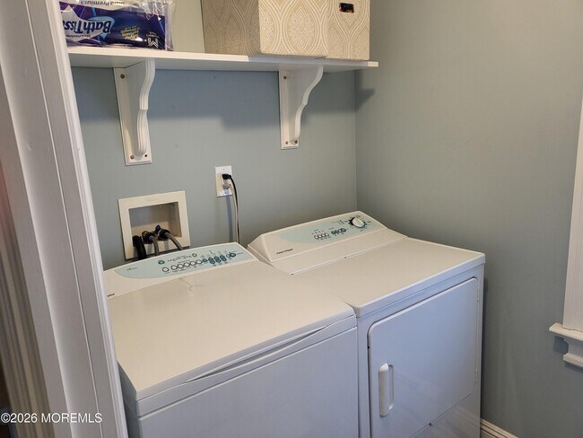 Building Photo - 80 Heck Ave