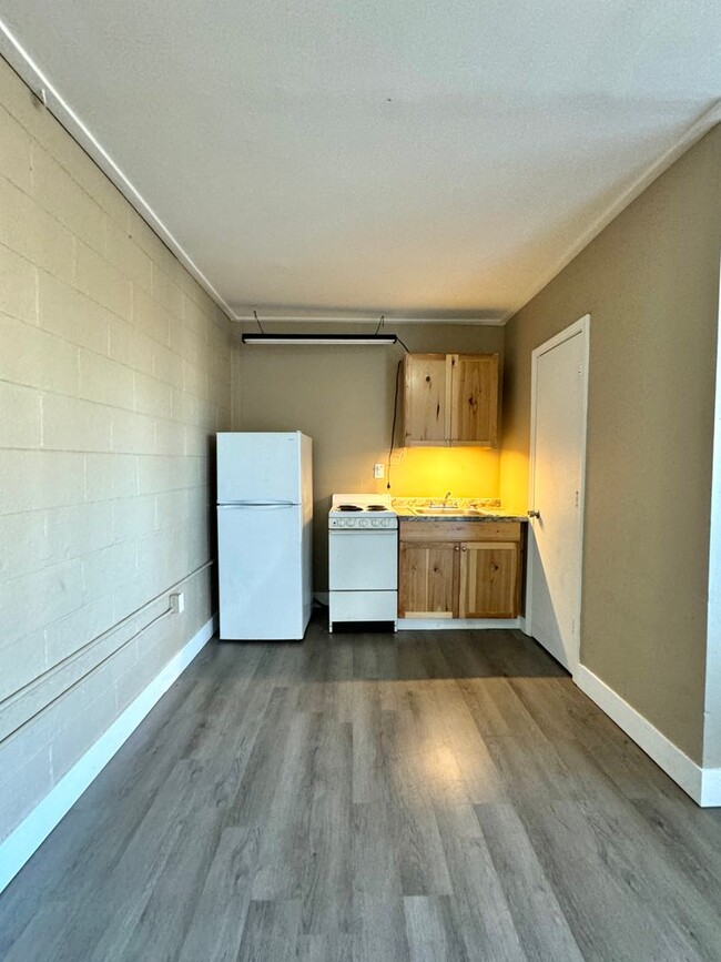 Building Photo - Studio Apt All Utilities Included!