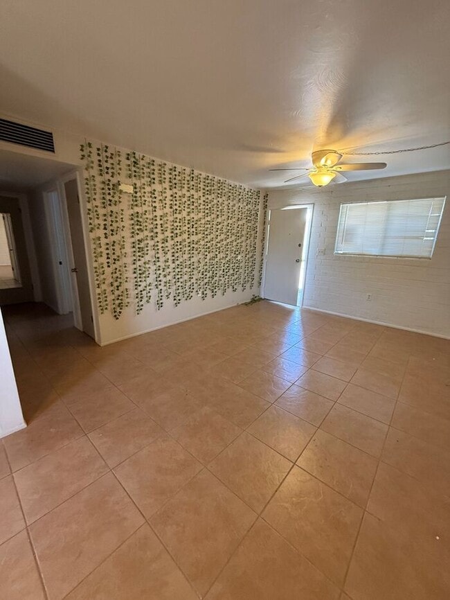 Building Photo - Town home For Rent