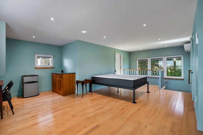 Building Photo - 1 Shoreline Dr