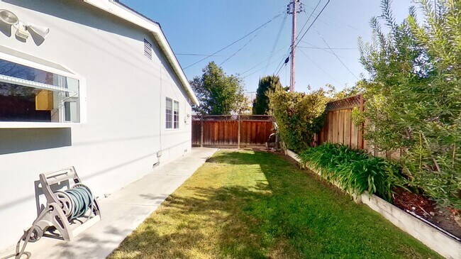 Building Photo - Beautiful Santa Clara home with fenced bac...