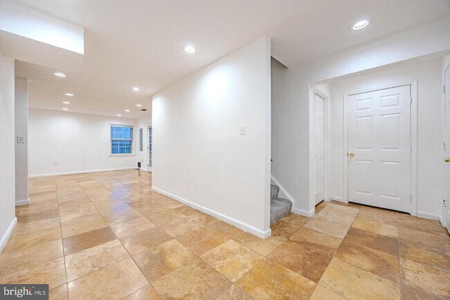 Building Photo - 8200 Maple Ridge Ave