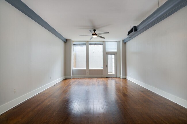 Building Photo - 1 bedroom, 1 bath updated condo in downtow...