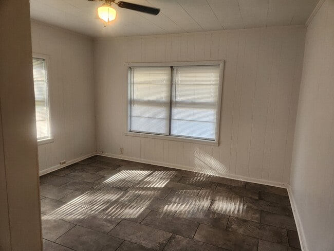 Building Photo - 1116 E Academy St