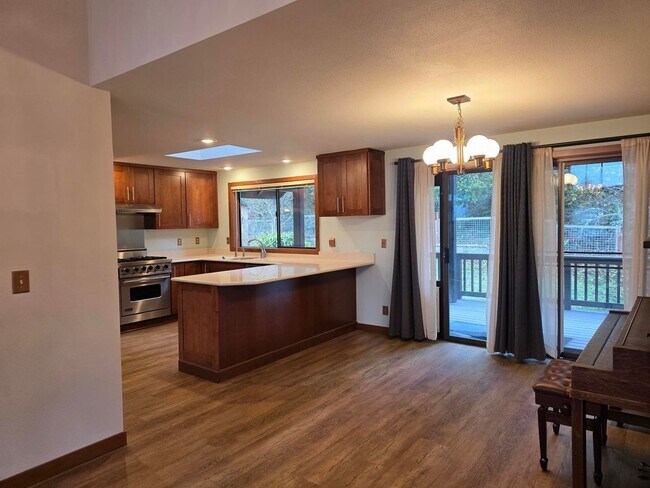 Building Photo - 4 Bedroom Poulsbo Home