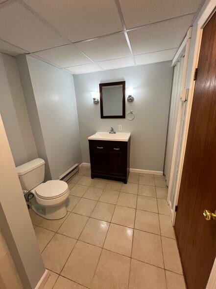 Bath - 607 Spring St