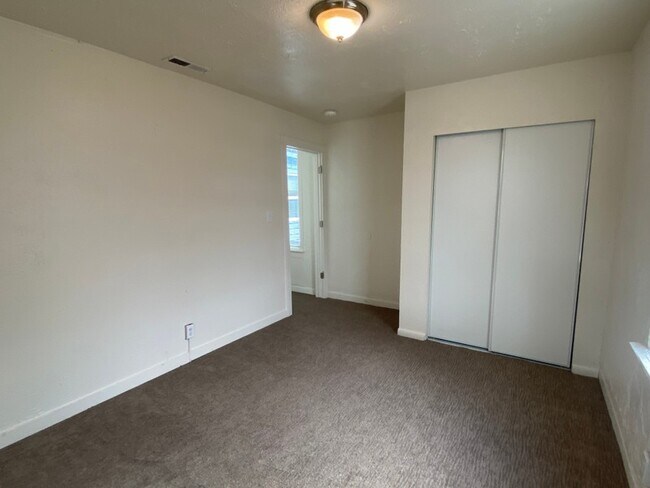Building Photo - 856 S 900 W